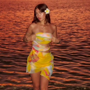 Ensemble haut bandeau et jupe portefeuille à imprimé tie-dye pour vacances de plage