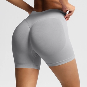 Détail de la couture push-up sur le short de yoga sans couture à taille haute