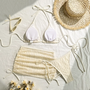 Detaillierte Flachbildansicht eines cremefarbenen Bikini-Sets mit strukturiertem Jacquard-Stoff