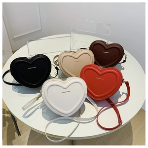 Groupe de mini sacs bandoulière en forme de cœur en noir, beige, marron, rouge et blanc