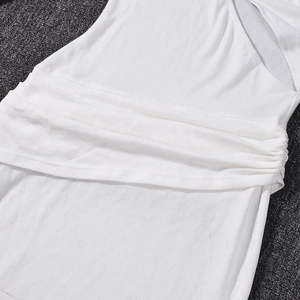 Détail de la robe blanche montrant des fronces plissées sur tissu en maille