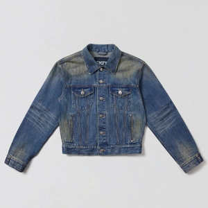 Dettaglio della giacca in denim lavaggio vintage blu con tasche sul petto e bottoni in metallo