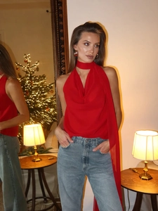 Sexy rotes Neckholder-Chiffon-Top mit langen Bändern und blauen High-Waist-Jeans