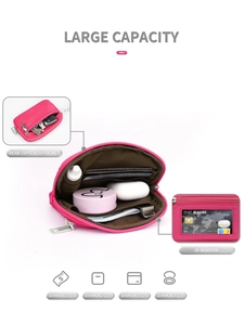 Vista detallada del bolso de muñeca rosa que muestra ranuras para tarjetas y compartimentos