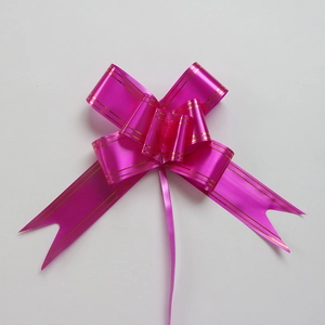 Roze strik lint met goudrand voor cadeautjes verpakking trouwauto decoratie detail