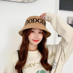 Gros plan de la broderie DODGING sur un chapeau bob en coton kaki pour femmes
