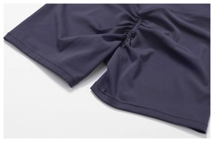 Détails de couture et effet push-up sur ce short de yoga gris anthracite en tissu mat premium