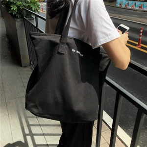 Bolso tote de lona negra minimalista con letras blancas para un estilo casual diario