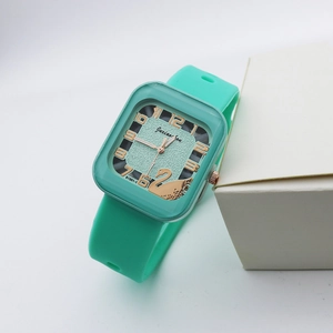 Fashion Women Quartz Watch Square Alloy Case Silicone Strap Analog Display Casual Wristwatch Elegant Swan Decor