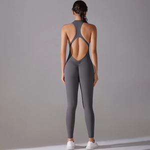 Vue arrière du body de yoga gris foncé avec dos nu et détails froncés aux fesses pour femme