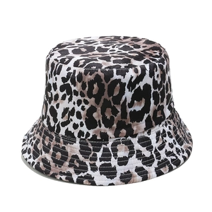 Dettaglio del tessuto in tela con stampa leopardata e cuciture rinforzate sul cappello estivo