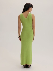 Gros plan sur le dos en V profond et la texture en maille côtelée de cette robe vert citron