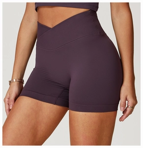 Nahaufnahme der Yoga-Shorts mit V-förmigem gekreuztem Bund in dunklem Lila