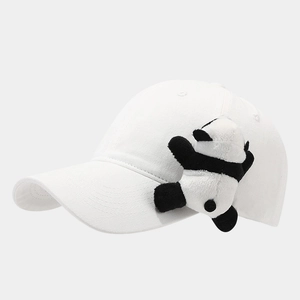 Détail de la casquette de baseball en coton blanc avec une peluche panda sur le côté