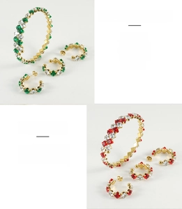 Detailansicht vergoldeter Edelstahl-Schmucksets mit grünen und roten Zirkonia-Steinen