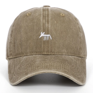 Gros plan sur la broderie animale blanche d'une casquette en coton kaki délavé