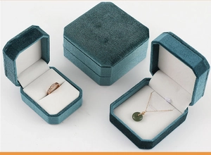 Octagonal emerald green velvet jewelry boxes for rings and necklaces with luxury texture