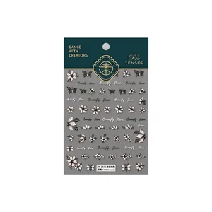 Stickers à ongles en relief avec motifs de papillons et fleurs sur carte vert foncé