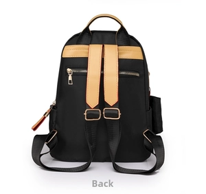 Vista detallada de la parte trasera de la mochila oxford negra con bolsillo oculto
