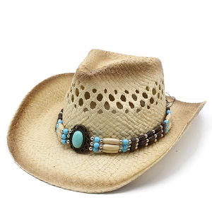 Strohhut im Cowboy-Stil mit Türkis-Perlenband und Vintage-Kante auf weißem Hintergrund