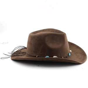 Détail d'un chapeau de cowboy en daim marron avec bande ethnique en turquoise et coquillages