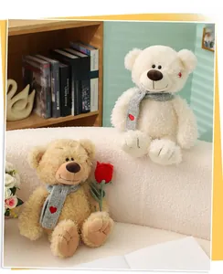 Detalle de ositos de peluche con bufandas de punto y bordado de corazón en ambiente hogareño
