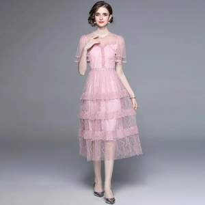 Rosa gestuftes Spitzenkleid mit Rüschenärmeln und schmaler Taille am Modell gezeigt