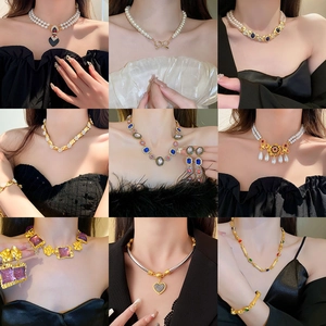Collection de neuf colliers vintage style palais avec perles et pierres pour femmes