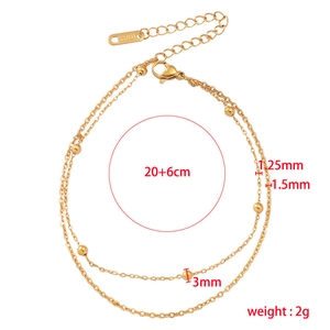 Dettaglio della cavigliera in acciaio dorato con perle da 3mm e catena regolabile da 6cm