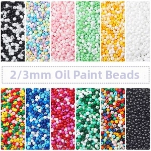 Makroansicht der 2mm und 3mm bunten mattierten Acrylperlen für DIY-Bastelarbeiten