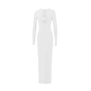 Détail d'une robe maxi blanche à manches longues avec trois fleurs 3D centrales décoratives