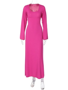 Dettaglio della trama in maglia fucsia e dello scollo a U di questo abito lungo elegante
