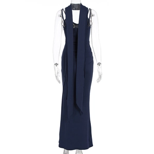 Détail du dos avec écharpe drapée sur une robe longue moulante bleu marine élégante