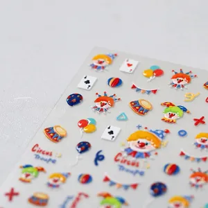Dettaglio macro di adesivi per unghie clown circo con trama 3D e motivi colorati
