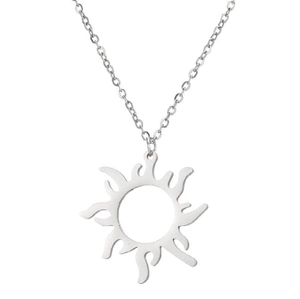 Dettaglio macro della collana con pendente a sole argento e design minimalista a raggi