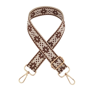 Dettaglio tracolla jacquard geometrica con ganci e fibbia in metallo dorato