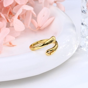Dettaglio dell'anello in argento S925 dorato con incisioni FAITH e I am enough