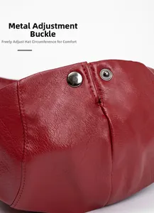 Dettaglio del berretto in pelle PU rossa con fibbia in metallo regolabile per comfort