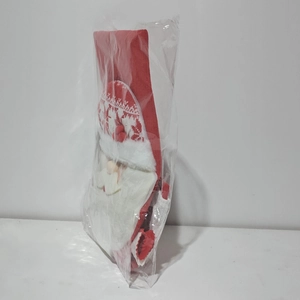 Detailaufnahme der weihnachtlichen Stuhlhusse in Rot und Weiß in Klarsichtverpackung