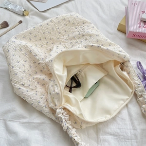 Détail de l'intérieur d'un sac cabas en seersucker floral montrant la poche zippée pratique