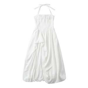 Détails d'une robe dos nu blanche avec taille plissée et ourlet bouffant à volants