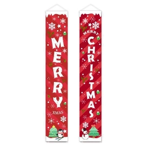 Dettaglio degli striscioni natalizi bianchi e rossi con decorazioni festive per porte