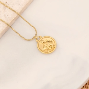 Goldene Stier Sternzeichen Medaillon Kette mit Schlangenkette auf Marmor