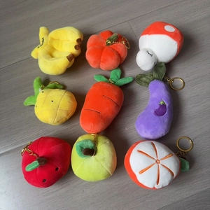 Dettaglio di portachiavi in peluche a forma di frutta e verdura con anelli dorati