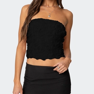 Detailansicht des schwarzen trägerlosen Crop-Tops mit 3D-Rosenstruktur für Damen