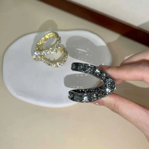Pinza per capelli a V color canna di fucile per coda alta con strass brillanti