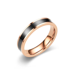 Detailansicht eines luxuriösen Titanstahlrings mit schwarzem Emaille und Roségold-Finish