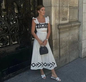 Détail de l'ensemble blanc deux pièces avec broderie géométrique et bretelles volantées