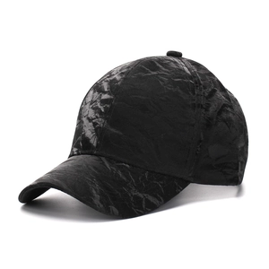 Détail de la casquette de baseball noire avec texture cirée et visière courbée de profil