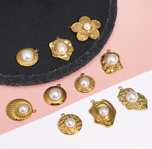 Vue détaillée de dix pendentifs fleurs et cœurs dorés avec incrustations de perles pour DIY